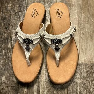 Cliffs by WHITE MOUNTAIN White and Tan Sandals Size 9.5